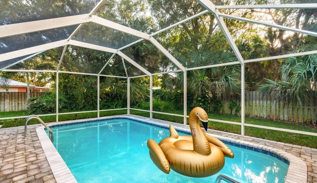 Bright Vero Beach Retreat — Large Private Pool & Screened Outdoor Patio! 🌴
