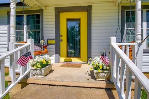 Brighton Bungalow Historic Town Square Charm Near Memphis Sleeps 6
