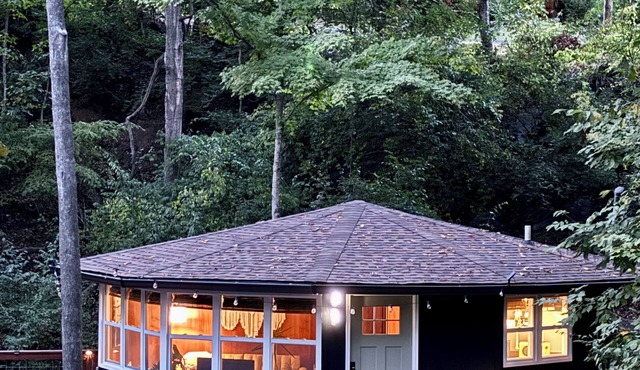 Bristol Tiny Round Treehouse 2 miles to Historic DowntownlCasino 1 Bed 1 Bath in Bristol