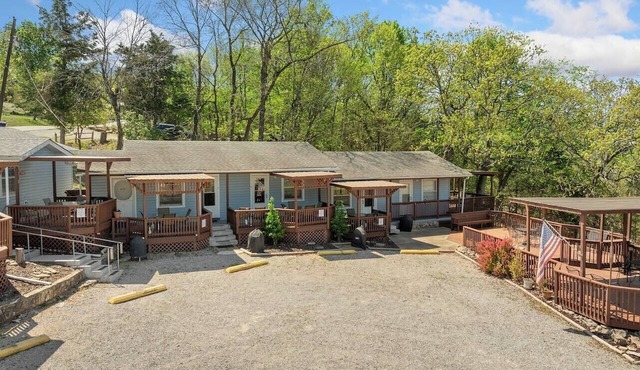 Cabin 1- 2bd/1bath with beautiful views of Bull Shoals Lake. in Diamond City