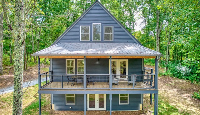 Cabin near lake with grill, outdoor dining, central AC, & washer/dryer