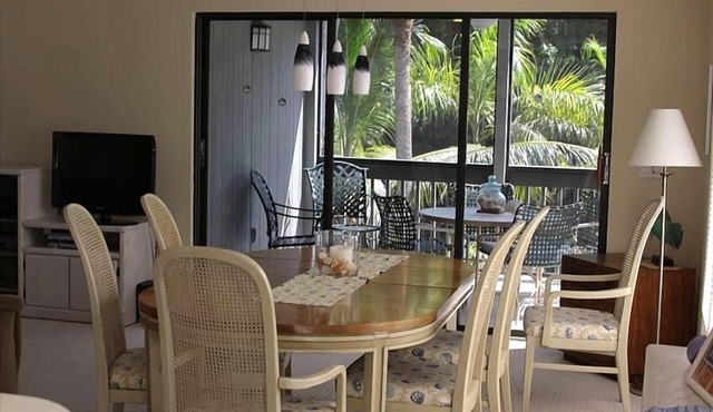 Captiva home- steps from the beach, pool, restaurants and boat dock in Captiva