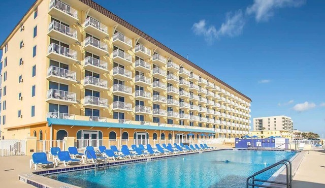 Casa Del Mar Beach Resort- studio streetside