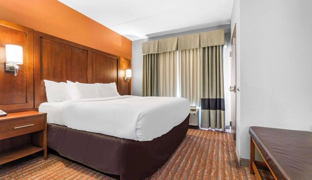 Casey Jones Vlg. King Room w/Breakfast, Gym & Pool