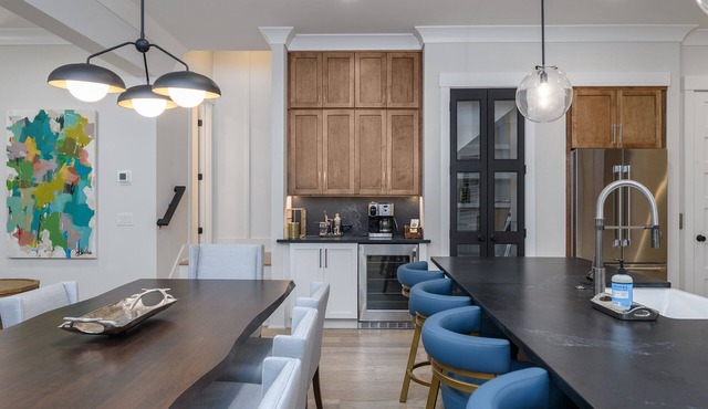 Centrally located Townhouse w/Elevator & Lake Views