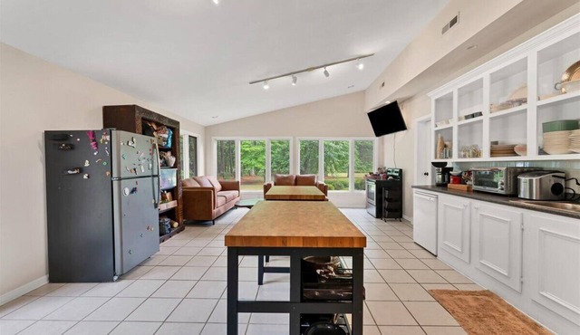 Charming 1-bedroom room with shared bathroom in Southern Pines with WiFi, AC