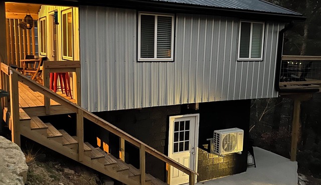 Charming 1-bedroom cottage with WiFi, AC in lovely Roan Mountain in Roan Mountain