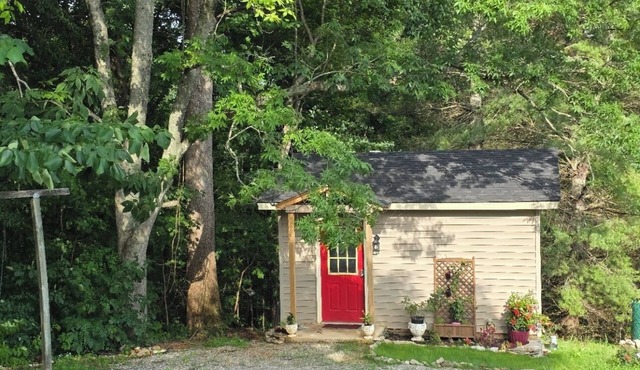 Charming 1-bedroom cottage - That tiny house on Center Hill Lake. Pet friendly!