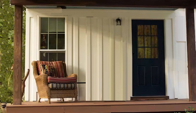Charming 1-bedroom "glamping" cottage in peaceful Chapin [see description below]