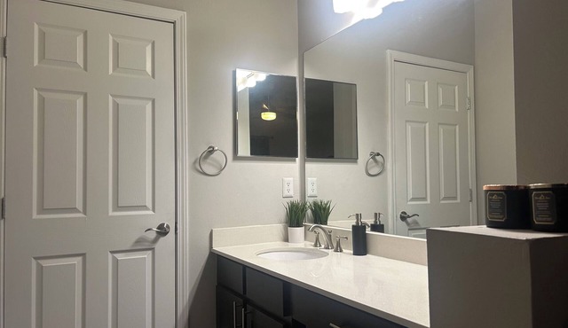 Charming 2-Bedroom Apt with WiFi & Fitness Room, Near Truist Park in Metro ATL