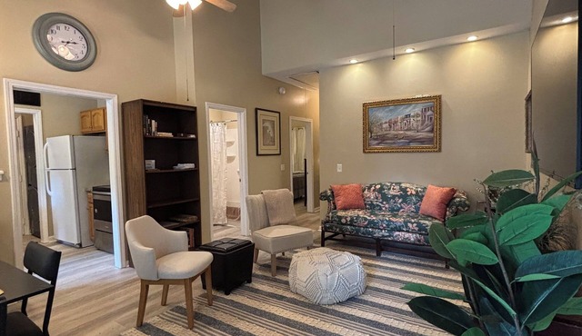 Charming 2-bedroom house in lovely Savannah, GA with WiFi, AC, backyard.