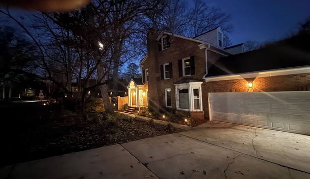 Charming 2-bedroom townhome with AC in vibrant Charlotte