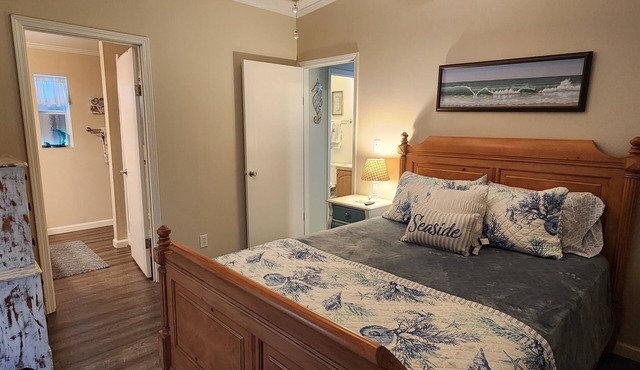 Charming 2-bedroom house in N Hutchinson Island across the street from the beach