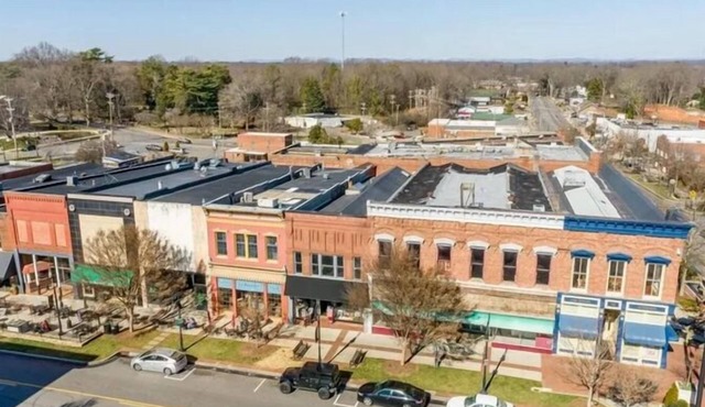 Charming 2-bedroom apartment in delightful Downtown Statesville with WiFi, AC.