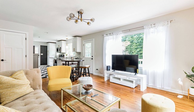 Charming 2BR Cabin in Raleigh - starts at 3.5k/month