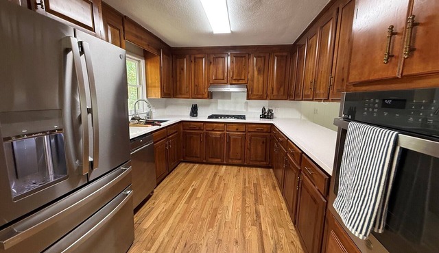 Charming 3-bedroom country lake house in Martin with AC