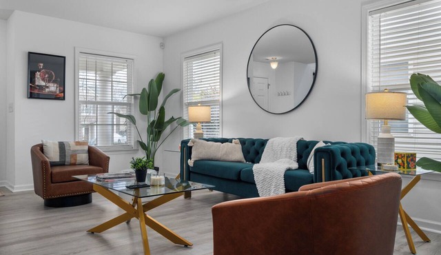 Charming 3-bedroom house in fabulous Raleigh. Prime Location.