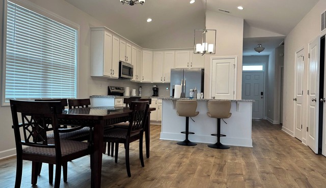 Charming 3-bedroom house with King Bed in delightful Kenly