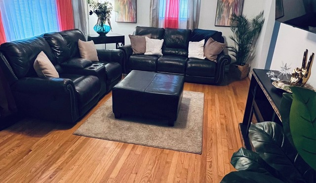 Charming 3-bedroom house in beautiful Jacksonville With WiFI & workspace.