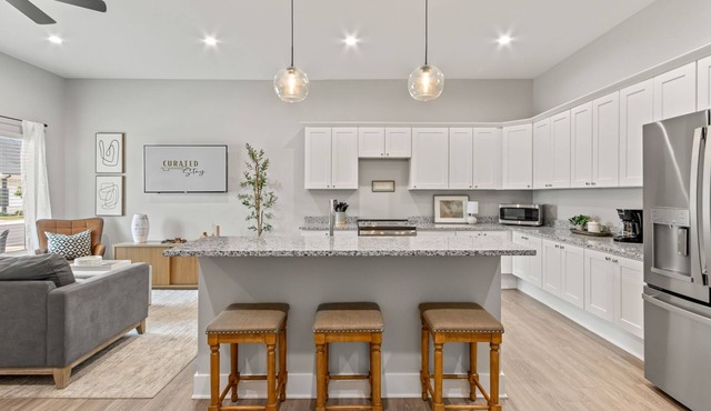 Charming 3-bedroom Villa with garage in Madison-sleeps 10