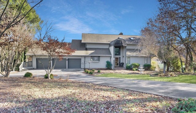 Charming 4 Bedroom House on the Lake in Piney Flats