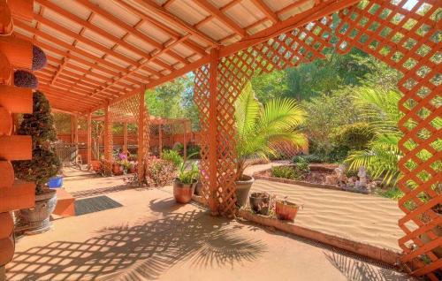 Charming Antiques-Themed Inn Room with Lake Access, Located Near Lake Helen, Florida