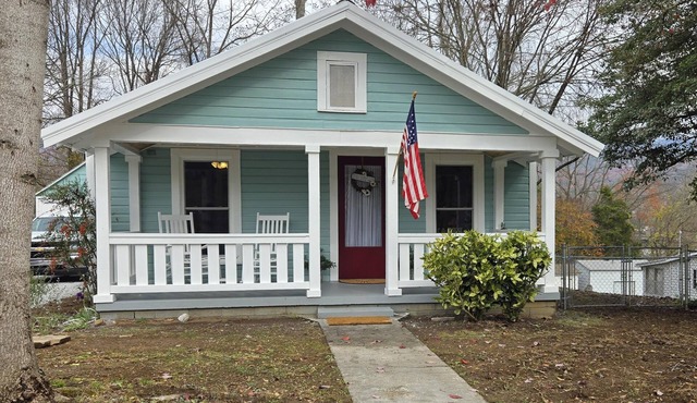 Charming Bungalow in Downtown Andrews I Explore-Shop-Eat