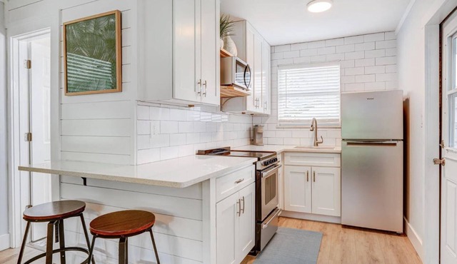 Charming cottage in delightful Stuart with AC, WiFi