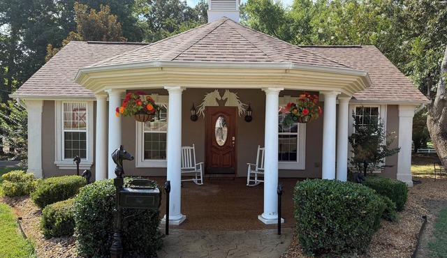 Charming Cottage on 70 acre Horse Ranch, 14 miles from I-40, Carroll County, TN