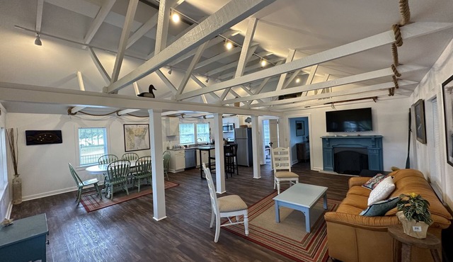 Charming Cottage! Open space with coastal theme. Centrally located.