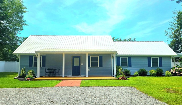 Charming & Cozy 3bdr 2b Home in Heart of Swansboro Perfect for a Relaxing Stay!
