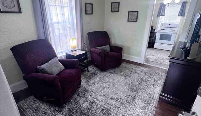 Charming Dixieland Cottage Walk to Downtown Lakes and Dining