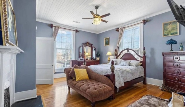 Charming Getaway | Queen Bed, Yard & Free Parking