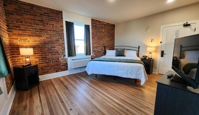 Charming Hotel in Downtown Griffin! Walking Distance to Many Restaurants!