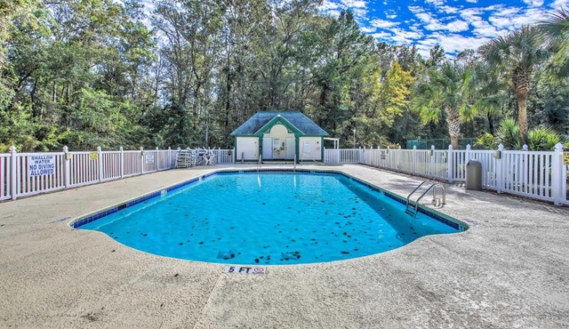 Charming Longs Condo about 30 Mi to Myrtle Beach!