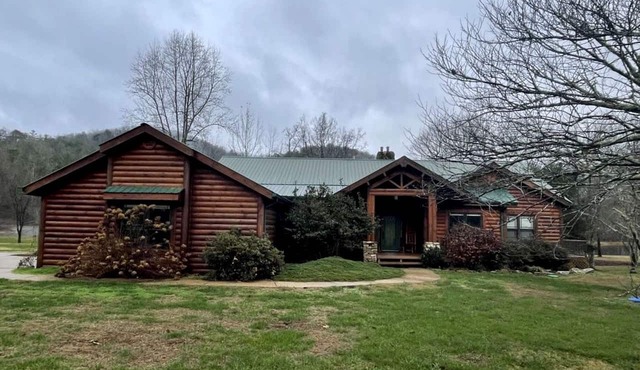 Charming, Pet-Friendly Cabin with Private Lake and Hot Tub, for Unforgettable Retreats to Nature in Tellico Plains