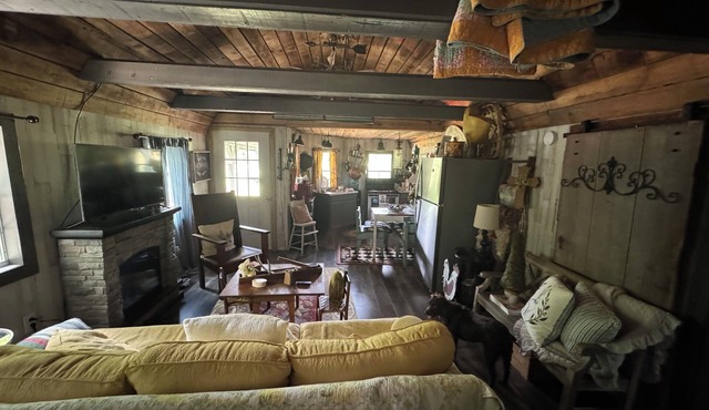 Charming pet friendly 2-bedroom cabin in lovely Monroe with WiFi, AC in Monroe