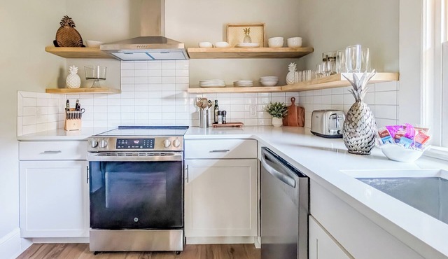 Charming Private 2nd Floor Suite Downtown
