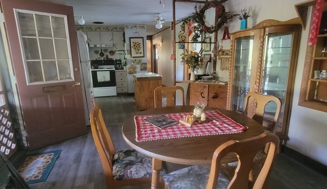 Charming Rustic 2-bedroom farmhouse with WiFi, AC on pristine Plunkett Creek Rd