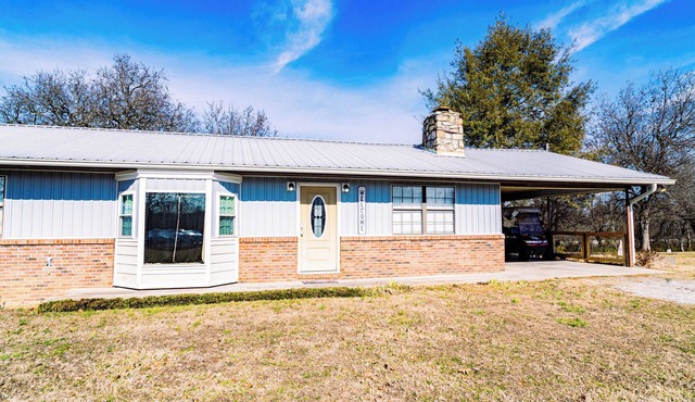 Charming & Rustic 4-bedroom Home with Hot Tub, Golf Cart, and large yard! in Dandridge