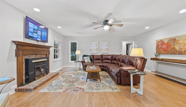 Charming Sawmill Cottage: King Bed & Park-Like Yard