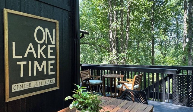 Charming Treehouse cabin with WiFi, Hot tub, Firepit in marvelous Smithville