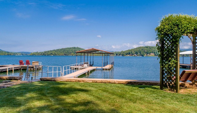 Chatuge Lakefront Home, Premium Lot with Amazing Lake & Mtn Views 5 min to Town