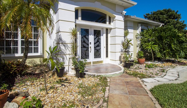 Cheerful & Spacious Home with Lake View