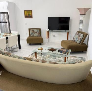 Chic New Build Duplex with King Suite and Cover Lanai