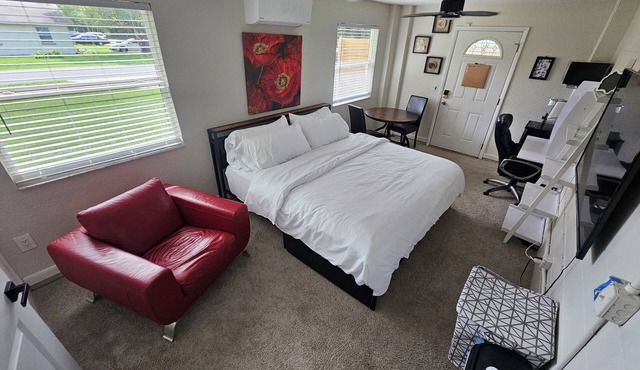 Chic Studio -10 Min to SFB Airport & Boombah Sports Complex