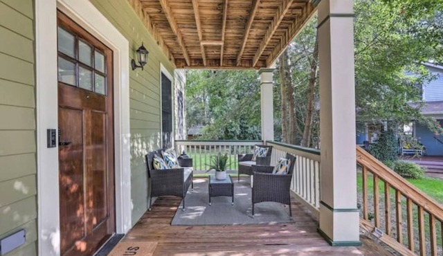 Classic City Dawg House- Charleston Style Home, Firepit, Relaxing porches