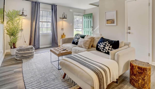 Clean & Cozy 2Bdm/1.5B Townhouse, Great Location!