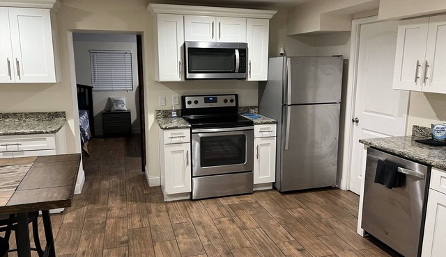 Clean residence with a modern touch close to Sanford Downtown