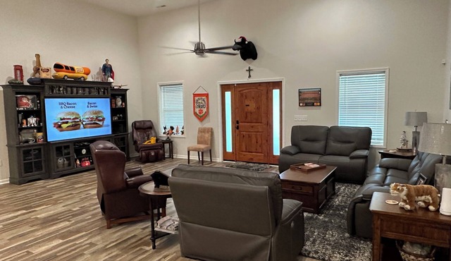 Clemson, super close to stadium. 1300 sqft -1 bdrm, 1 bth apartment.